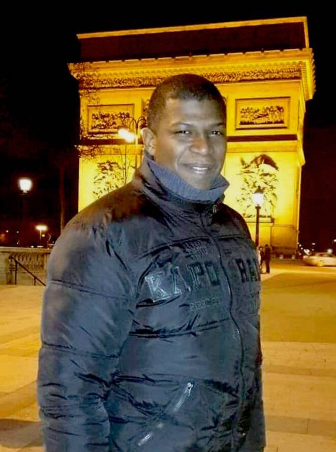 Amadou Koumé devant l'Arc de Triomphe en février 2015. © DR Amadou Koumé devant l'Arc de Triomphe en février 2015. © DR